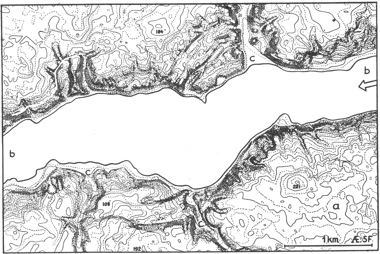 (Kort). Østjysk fjordlandskab. Mariager fjord.a. Højtliggende moræneflade, moræneplateau. b. Havdækket tunneldal, Mariager fjord. Hvid pil: smeltevandets strømningsretning i istiden. c. Unge erosionsdale, der kløftfurer tunneldalsiderne. Kurveafstand: 5 fod. Højdetal i fod. Efter Atlas over Danmark.