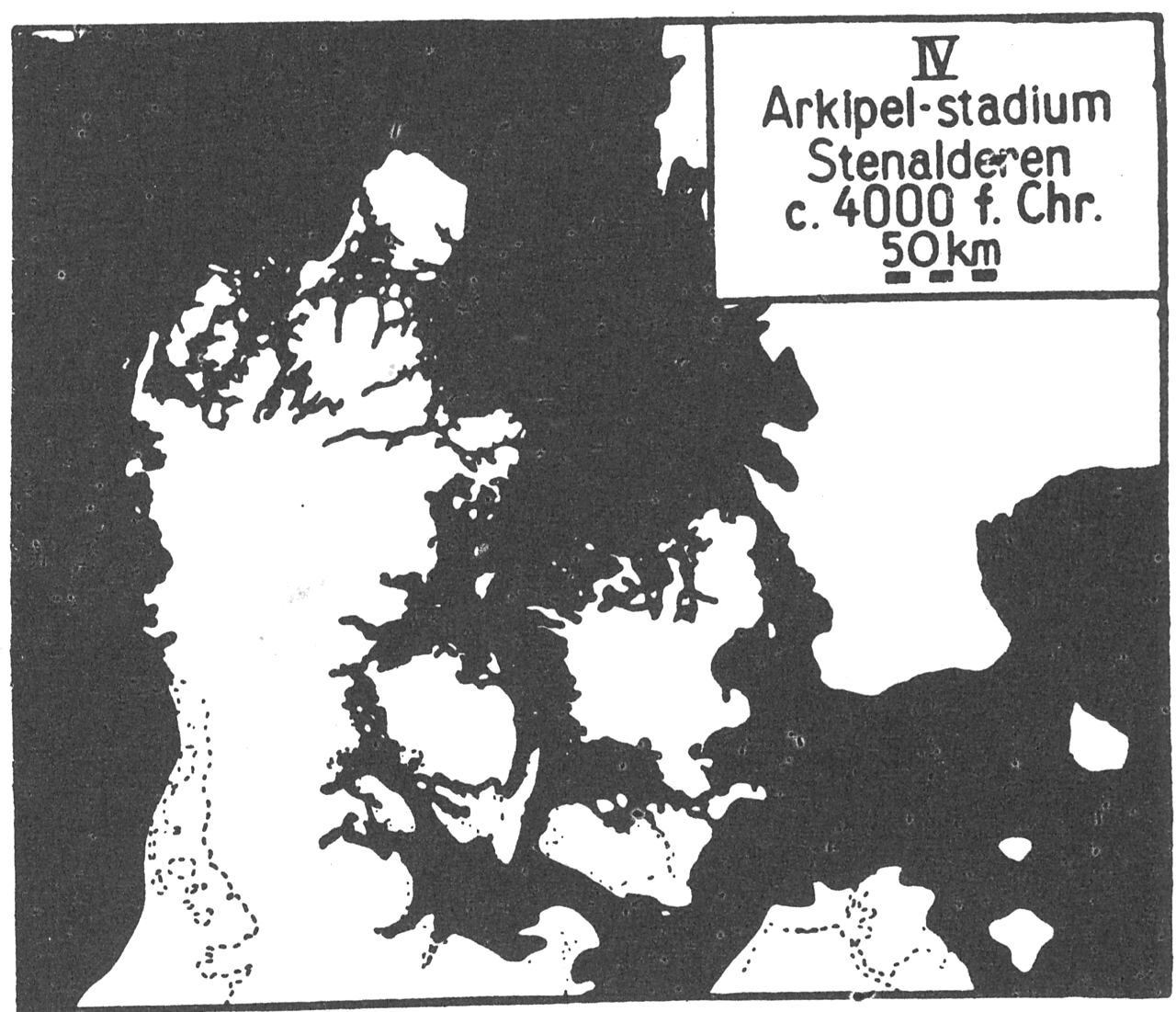 (Kort). I Stenalderens gentagne havstigningsperioder var landområdet langt mere opdelt end i nutiden. Landet var dækket med egeblandingsskov, og den ældre stenalders jægere og fiskere havde nu også indrettet sig ved de beskyttede havkyster, hvor køkkenmøddinger i nutiden vidner om Ertebølle-bebyggelsens udbredelse. I stenalderens sidste afsnit begynder skovrydningen som følge af agerbrugets indførelse. Siden stenalderen har Norddanmark hævet sig, medens landets sydlige dele er sunket, og disse bevægelser kan stadig konstateres, selv om størrelsesordenen er yderst ringe, ca. 1 mm om året.(Efter Atlas over Danmark).