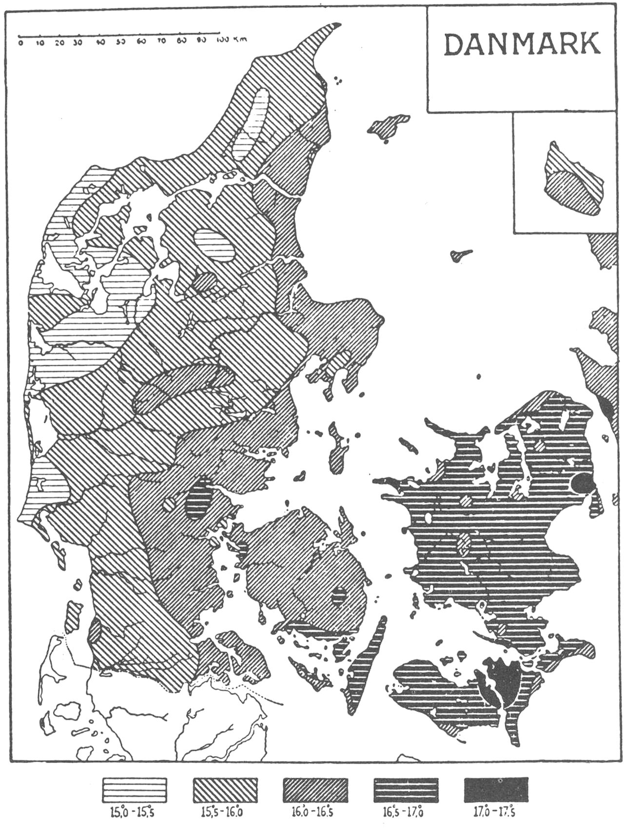 (Kort). Middeltemperaturens fordeling i juli.Temperaturfordelingen bestemmes fortrinsvis af eksponeringen for de forskelligartede luftmasser, der om sommeren strømmer ind over landet, i mindre grad af ind- og udstrålingsforhold. De sydøstlige egne, der er mest udsat for den varme kontinentalluft, har de højeste middeltemperaturer. I Vestjylland er sommeren køligere, fordi relativ kold oceanluft hyppigt kommer ind fra v. og nv. Temperaturmaksimet i det sydøstlige D. er en følge, dels af den højere solstand i landets sydlige egne, dels af den mere kontinentale beliggenhed mod ø., længst fra oceaner. Højdeforholdenes indflydelse er elimineret, idet kortets temperaturer er reduceret til havoverfladen.Efter Andersen & Vahl: Geografi for seminarier v. E. Storgaard.