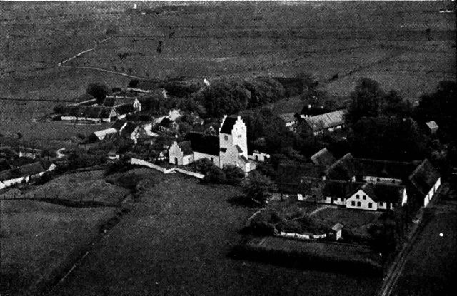 (Foto). Ældre sjællandsk landsbytype (Slots Bjergby syd for Slagelse) med gamle gårde på deres plads i byen, der domineres af den hvide kirke og omgives af store åbne markstrækninger.Fot. Flyvevåbenet.