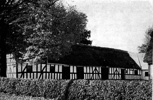 (Foto). Sulebygget lade med bindingsværk i ydervæggene, fra 1837, i Gamborg (Vestfyn). På Fyn har bindingsværket (som i Østjylland) rigt fyldtømmer og er oftest malet sort eller rødbrunt.Fot. Bj. Stoklund 1957.