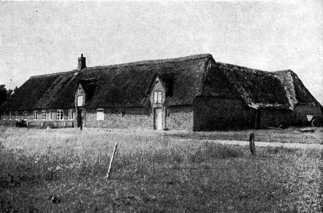 (Foto). Grundmuret gård af rødbrændte sten fra ca. 1800 i Ballum Østerende (Tønder amt). I det træfattige Vestjylland er bindingsværket tidligt helt fortrængt af grundmur.Fot. Sv. Jespersen 1947.