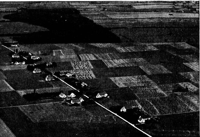 (Foto). Statshusmandskoloni på areal udstykket efter nedlæggelsen 1922 af herregården Spanager (vest for Køge). Ejendommene er, bl.a. af trafikhensyn, placeret langs vejen for enden af hver sin langstrakte jordlod.Aero luftfot.