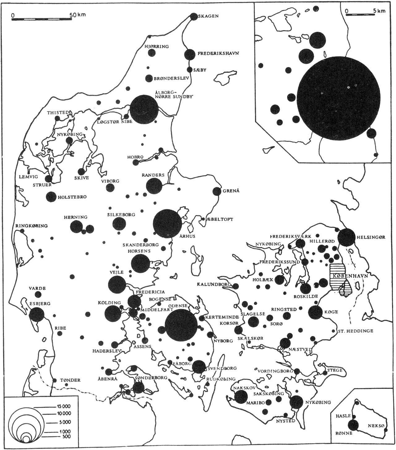 (Kort). Antal arbejdere inden for industrien. 1948. Kortet viser alle de lokaliteter, hvor der beskæftiges flere end 50 arbejdere; bikortet i højre øverste hjørne modsvarer det skraverede område ved København. Inden for hovedstadsområdet beskæftigedes ca. 45% af arbejderne, og den samme andel fandtes i købstæderne og disses forstæder, medens de resterende 10% var beskæftiget i landkommunerne. Betydelig og nogenlunde alsidig udvikling af industrien findes kun i enkelte byer, på Øerne i København og Odense, og i Jylland i Østkystens byer fra Kolding til Ålborg.