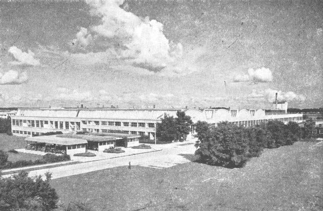 (Foto). Atlas maskinfabrik i Lundtofte nord for København, opført 1948–50 (arkt. G. og B. Krohn, E. Hartvig Rasmussen og T. Miland Petersen). Moderne industribyggeri i grønt anlæg frit beliggende i storbyens omegn.Fot. Carrebye.