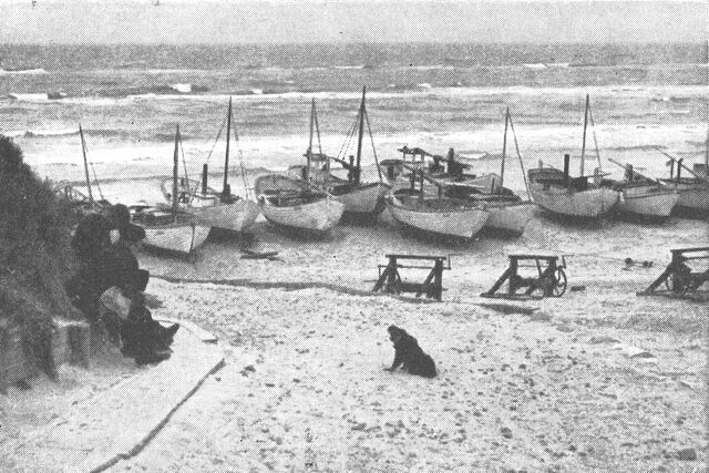 (Foto). Fiskerbåde på Lønstrup strand. Hvor ingen havn findes, lader fiskerne endnu nogle steder bådene slæbe op på den åbne strandbred ligesom i ældre tid.Fot. Jonals.