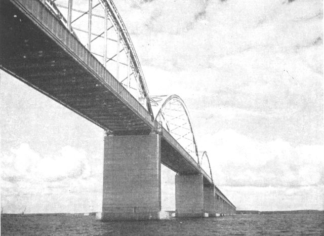 (Foto). Storstrømsbroen. Danmarks længste bro (3211 m lang), bygget til både jernbane- og vejtrafik, mellem Falster og Masnedø. Fuldført 1937. Set mod nord fra farvandet ud for de 3 gennemsejlingsfag (fri højde 26 m).Fot. Jernbanemuseet.