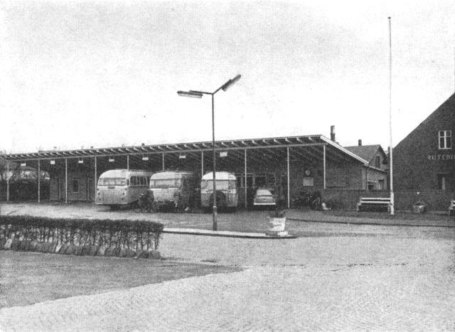 (Foto). Rutebilstation i Vejen. I købstæder og stationsbyer er i den sidste menneskealder opført rutebilstationer, hvor ofte talrige bilruter mødes eller krydses, og som er vigtige centre i persontrafikken.Fot. F. Dall Schmidt 1957.