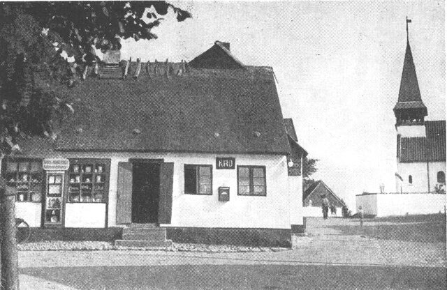 (Foto). Gammel kro med købmandshandel (Reersø, Vestsjælland). Detailhandelen på landet foregår for en stor del fra talrige lokale, oftest blandede købmandsforretninger, de ældste endnu undertiden knyttede til kroerne.Fot. S. Bay.