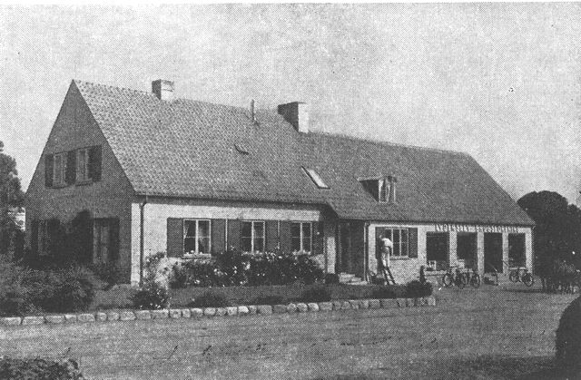 (Foto). Brugsforening på landet (Lyderslev, Stevns), opf. 1942 ff. I næsten alle sogne findes foruden private købmænd også brugsforeninger, der i de senere år i udstrakt grad har fået moderne bygninger, tegnede af et fælles arkitektkontor.Fot. F.D.B.s arkitektkontor.