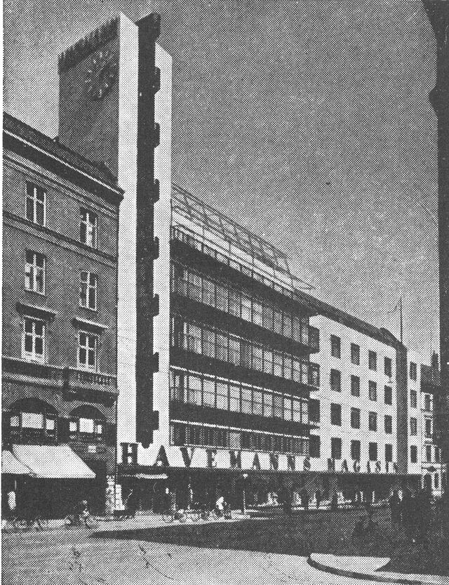 (Foto). Moderne stormagasin på Vesterbro i København. Bygning opført 1939 (arkt. H. Ortmann og V. Berner Nielsen). Medens detailomsætningen i byerne for en stor del foregår gennem specialforretninger, findes i de største byer nu også stordriften gennemført i stormagasiner, der har lighedspunkter med den landlige blandede købmandshandel, men i virkeligheden består af en række specialforretninger (afdelinger) samlet under samme tag og fælles ledelse.Fot. Strüwing.