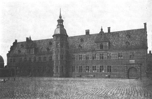 (Foto). Amtmandsfløjen på Frederiksborg slot (opf. 1613–14). Amtmændene har med få undtagelser embedsboliger med tilknyttede kontorer i de byer, der giver amtet navn, undertiden i ældre kongelige slotte o. l., oftere i anselige til formålet byggede gårde.Fot. Frederiksborgmuseet.