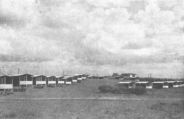 (Foto). Ferieby ved Gilleleje med sommerhuse til udlejning og fælles restaurant (med de to gavle længst borte), opført 1941–42 for Dansk Folkeferie af arkt. Marinus Andersen og Viggo Sten Møller.Fot. Marinus Andersen.