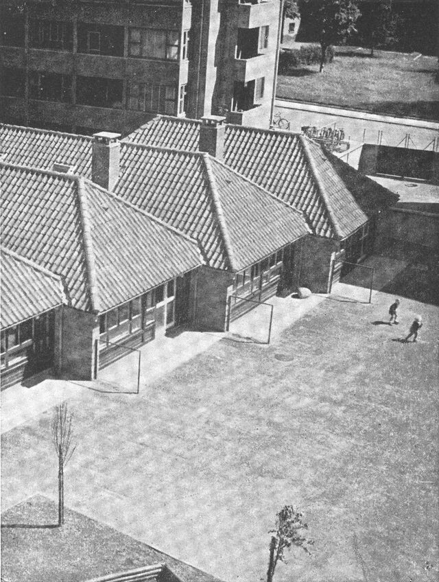 (Foto). »Børnehuset« i »Dommerparken«, København (opf. 1948–49, arkt. Viggo Møller-Jensen). Eksempel på en moderne særskilt bygning for børnehave (her sammenbyggede småhuse til børnehavens 4 grupper af børn) i tilknytning til større boligbebyggelse.Fot. Erik Hansen.