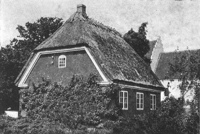 (Foto). Søllinge skole (vest for Nyborg), opf. 1793 nær ved kirken. Rimeligvis den ældste skole i landet, der stadig benyttes som skole i uændret stand (en nyere større udvidelse findes i en særlig bygning vest for skolens legeplads).Fot. H. Langberg 1953.