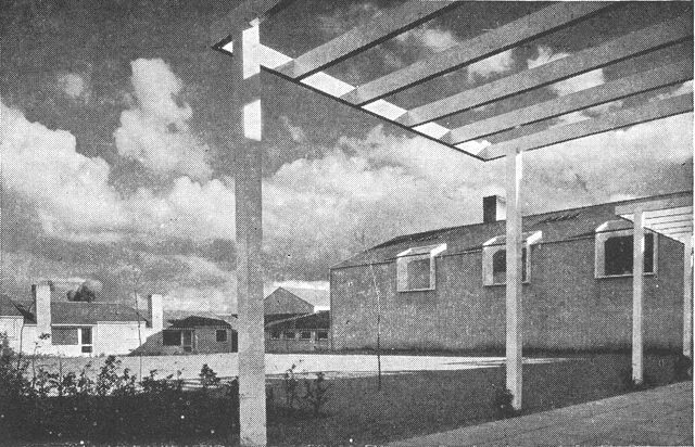 (Foto). Hårby skole (mellem Assens og Fåborg), opf. 1949–50 (arkt. Arne Jacobsen), en af de talrige nye skoler (især centralskoler for flere landsbyer), der i de sidste årtier har rejst sig over hele landet. Til venstre to lærerboliger, i baggrunden gavl af gymnastiksal, til højre hovedfløj med aula og klasseværelser, i forgrunden pergola foran fløj med specialklasser og bibliotek.Fot. Strüwing.