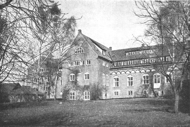 (Foto). Antvorskov højskole (ved Slagelse), opf. 1909 (arkt. E. Mørch). I årene omkring og nærmest efter århundredskiftet fik talrige ældre og nyoprettede folkehøjskoler nye bygninger præget af den national-romantiske arkitekturopfattelse.Fot. Holt & Madsen.