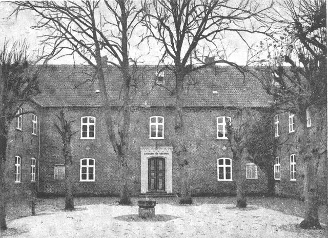 (Foto). Ribe Katedralskole, en af landets mest traditionsrige gymnasieskoler (fra 1100t.). Nuv. hovedbygning opf. 1856 med en for de gamle latinskoler typisk latinsk indskrift over portalen.Fot. Nørgaard Nielsen 1957.