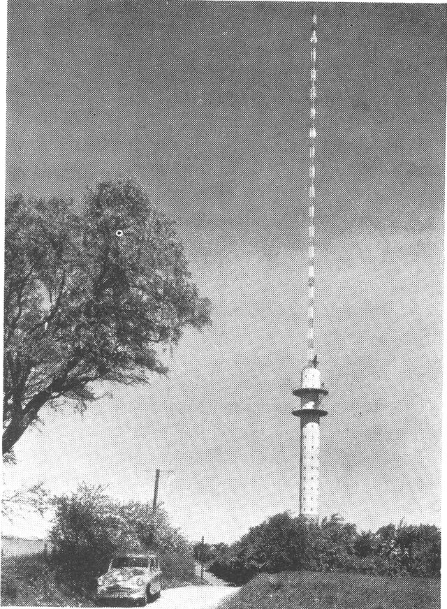 (Foto). Fjernsynsmast (FM og TV station) i Skåde bakker syd for Århus; taget i brug 1956; højde ca. 225 m. Radio- og fjernsynsudsendelserne kræver et stort teknisk apparat, der også har sat sine spor i det danske landskab. Sendestationernes vældige master er rejst spredt over landet fra Bornholm i øst til Skive og Rangstrup i vest på højtliggende punkter og ses videnom.Fot. Erik Hansen 1956.