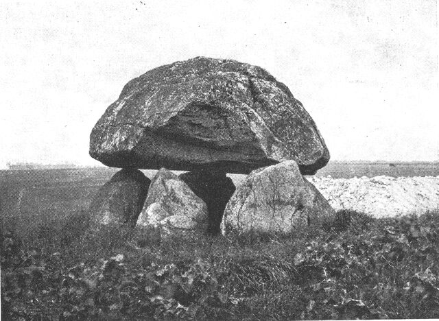 (Foto). Dyssekammer (»Hyldedysse« ved Skalstrup syd for Roskilde).Fot. Nationalmuseet.