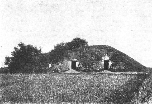 (Foto). »Møllehøj« ved Kyndeløse (nordvest for Roskilde) med indgange til dobbelt jættestue.Fot. Nationalmuseet.