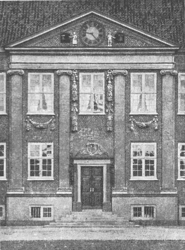 (Foto). Tidlig barok. Nysø 1673. Dørpartiet nyere.Fot. Nationalmuseet.