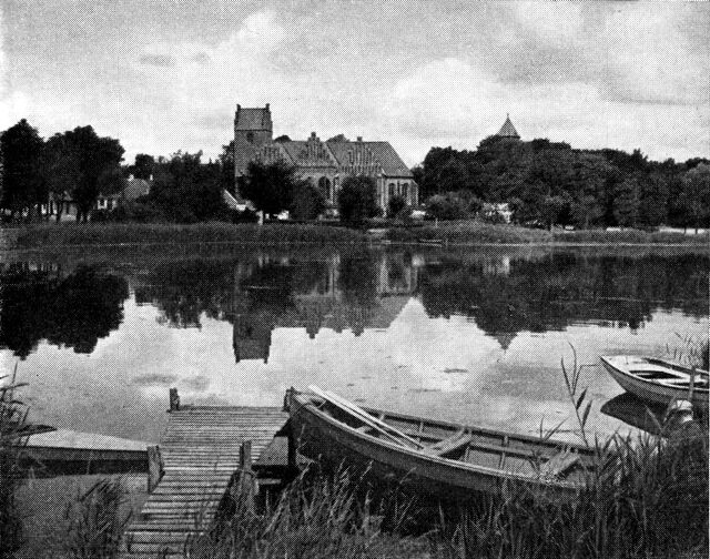 (Foto). Ved en sjællandsk kystby. Udsigt mod Præstø over en vig af Præstø fjord.