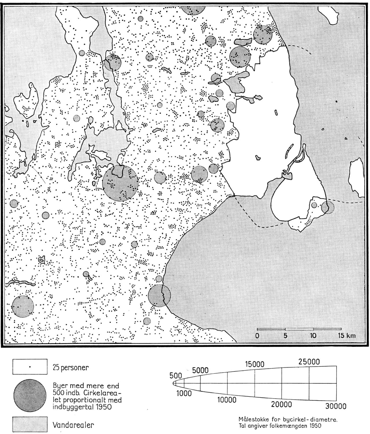 (Kort). Kortet viser befolkningens fordeling ved folketællingen 7. november 1950. Priksignaturen er så vidt muligt anbragt på de personers bosted, som prikkerne repræsenterer. For bydannelser med mere end 500 indb. er priksignaturen erstattet af cirkler, hvis areal er lig med arealet af det antal prikker, som de modsvarer. Da cirkelarealet altid vil fylde mere end byens virkelige areal, kan priksignaturer for de omgivende landdistrikters befolkning komme til at stå inden for cirkelarealet. I hovedstaden med forstæder (efter Statistisk Departements afgrænsning) er befolkningsfordelingen ikke vist. For dette områdes vedkommende henvises til bilaget »Befolkningens fordeling i hovedstadsområdet d. 1. oktober 1955« (efter Staden Københavns Statistiske Kontors afgrænsning). I alt 11 kommuners befolkningsfordeling vil herved kunne ses på begge kort.Efter Geografisk Laboratoriums befolkningsfordelingskort over Danmark 1:100.000.Redaktion: Aage Aagesen.