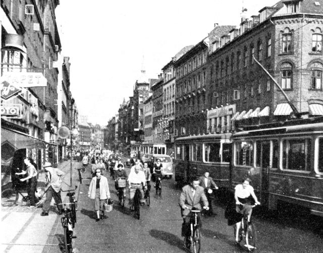 (Foto). Nørrebrogade, en af Københavns gamle hovedudfartsveje, nu stærkt trafikeret forretningsgade.