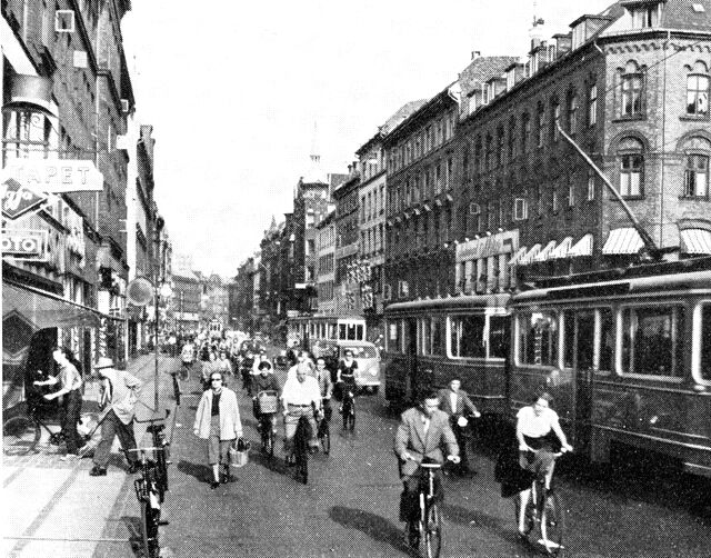 (Foto). Nørrebrogade, en af Københavns gamle hovedudfartsveje, nu stærkt trafikeret forretningsgade.