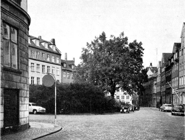 (Foto). Gråbrødretorv, en af den indre bys gamle pladser. Bebyggelsen til højre opf. efter branden 1728, til venstre efter bombardementet 1807 (og senere).