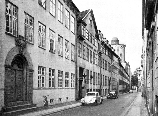 (Foto). Store Kannikestræde, præget af sin beliggenhed i universitetskvarteret. Til venstre Borchs Kollegium og ved foden af Rundetårn Regensen.