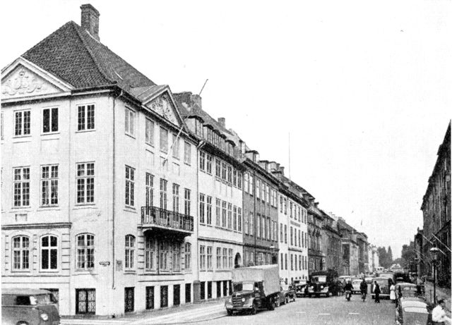 (Foto). Amaliegade, en af de brede, lige gader i Frederiksstaden med fornem bebyggelse, hovedsagelig fra 1700-tallet.