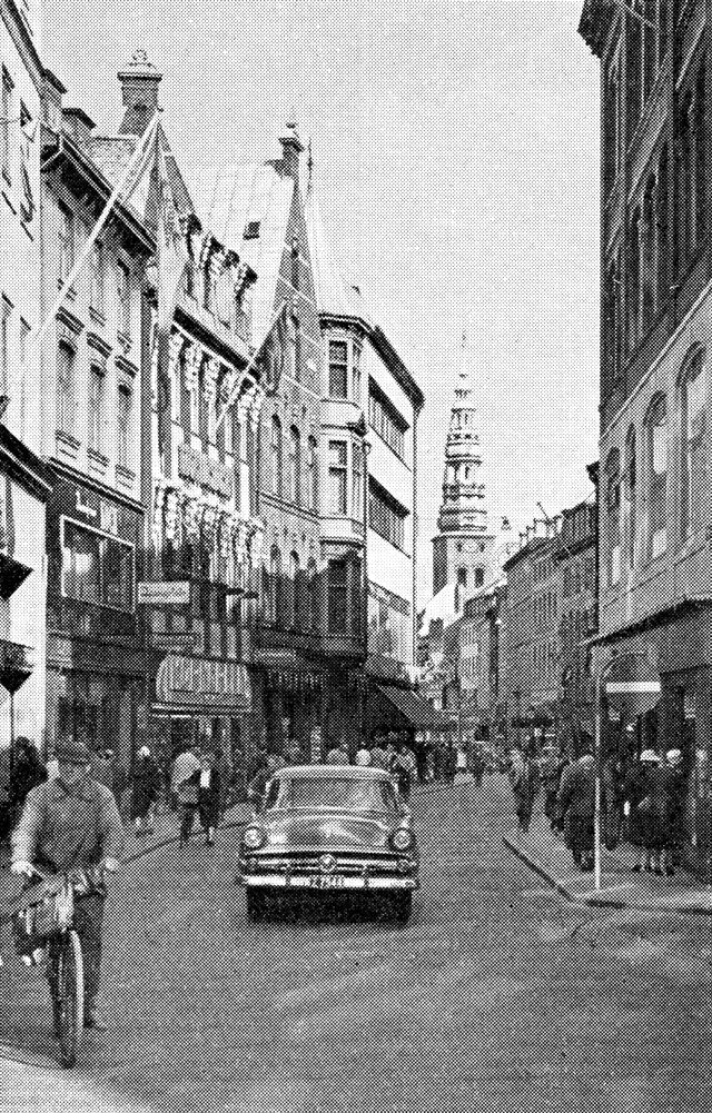 (Foto). Vimmelskaftet, den snævre, krumme og travle strøggade, set mod Nikolaj kirke.