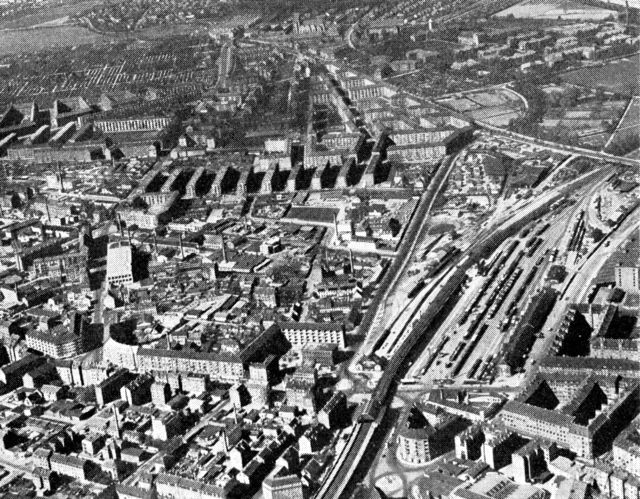 (Foto). Kvarteret omkring Nørrebro godsstation set fra luften. Tværs over billedets forgrund Nørrebrogade med høj boligbebyggelse, bagved (i billedets midte) industribebyggelse.