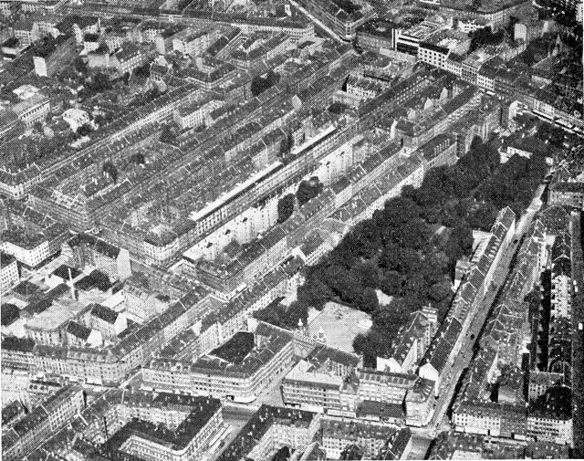 (Foto). Det indre Vesterbro med tæt bebyggelse på de lange smalle grunde langs Saxogade m.fl. af sidegaderne mellem Vesterbrogade (foroven) og Istedgade (på tværs i billedets forgrund). Til højre Skydebanehaven.