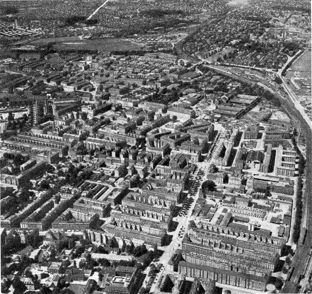 (Foto). Udsigt over Østerbro omkring Strandboulevarden. Til højre jernbanen mod Hellerup, til venstre forneden Rosenvængets villakvarter, foroven Vognmandsmarken og Ryvangen.