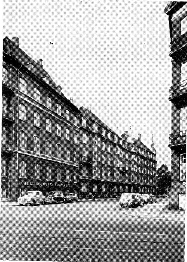 (Foto). Beboelsesejendomme ved Bergensgade, opført 1901–05 – med herskabelige lejligheder – set fra Østbanegade.