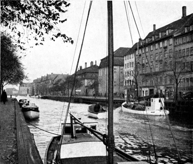 (Foto). Christianshavns kanal set fra Overgaden neden Vandet mod nordøst over mod Overgaden oven Vandet.