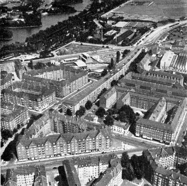 (Foto). Udsigt over Amagerbrokvarteret. Forrest til højre det skarpe hjørne mellem Amagerbrogade og Amager Boulevard, i baggrunden Christianshavns Vold og Christianshavns Fælled.