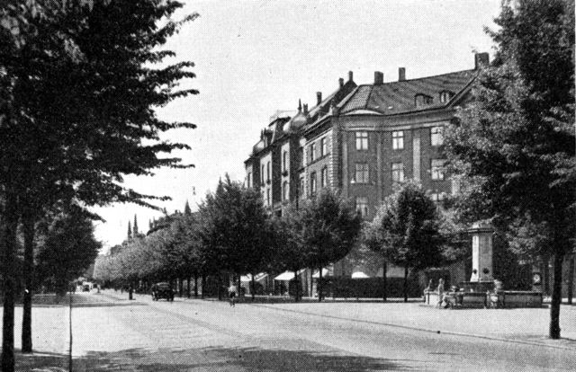 (Foto). Skt. Thomas Runddel (»Den lille runddel«) og Frederiksberg Allé, den gamle kongelige vej til Frederiksberg Have, nu en fornem gade med beboelse i etagebebyggelse.