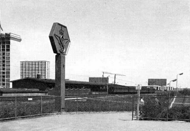 (Foto). Ved Brøndbyøster S-banestation, taget i brug 1953, skyder nu en by af højhuse i vejret på hidtilværende landbrugsjord.
