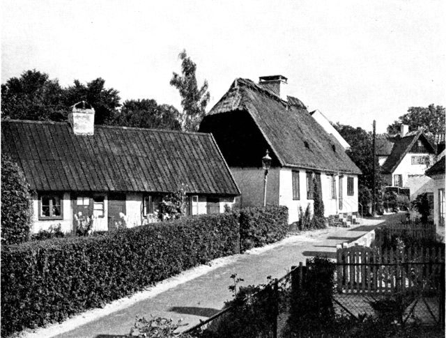 (Foto). Fra Asylgade i Lyngby. I storbyens ydre distrikter findes endnu gamle boliger, der er levn af den oprindelige landsbybebyggelse.