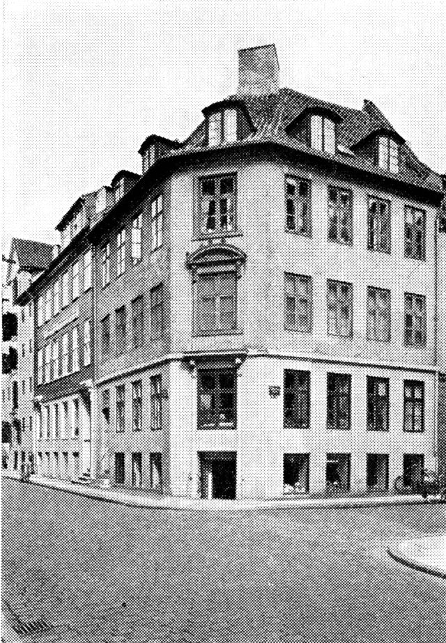 (Foto). Hjørnehuset Admiralgade 21, opført 1798–99, er et eksempel på de gode beboelsesejendomme i den indre by, der opførtes efter byens brand 1795, med een lys og rummelig lejlighed på hver etage.