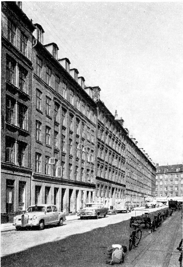 (Foto). Beboelseshuse i Jægergade på Nørrebro, opført i årene 1874–83, eksempel på tidens trøstesløse spekulationsbyggeri. En stor del af lejlighederne har kun vinduer til de snævre gårde.