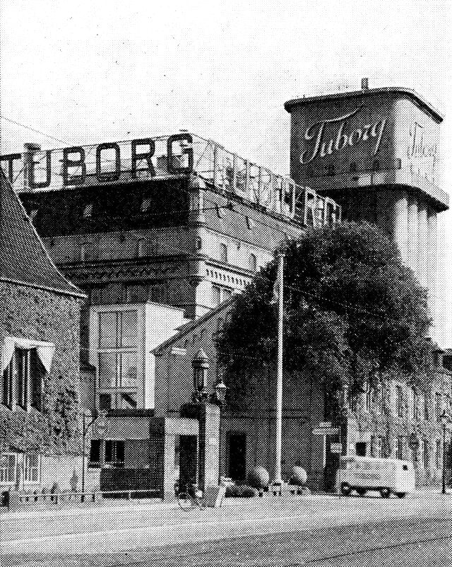 (Foto). Tuborgs Bryggerier’s indkørsel fra Strandvejen med det store bryghus i midten og silovandtårnet til højre.