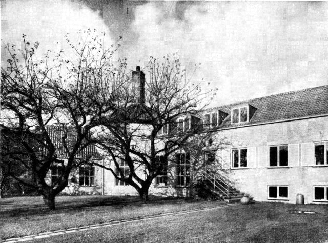 (Foto). Saxbos 1937 opførte bygninger i Herlev. I midten bag træerne kuppelbygning med værkstedets keramiske ovn.
