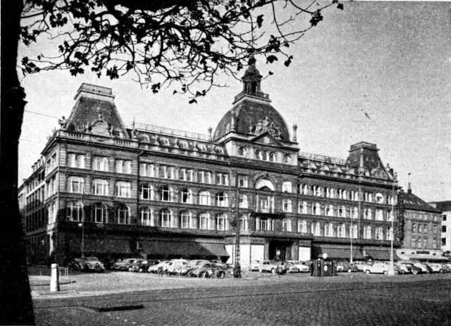 (Foto). Magasin du Nord’s hovedbygning ved Kongens Nytorv, opført 1893–94 på det gamle Hotel du Nord’s plads (arkt. Alb. Jensen og H. Glæsel).