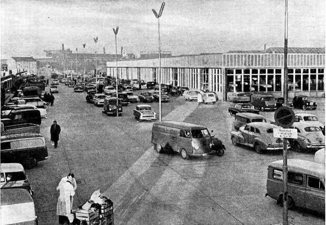 (Foto). Københavns grønttorv i Valby. Vintermorgen uden for den store torvehal. I baggrunden skimtes Valby gasværk.