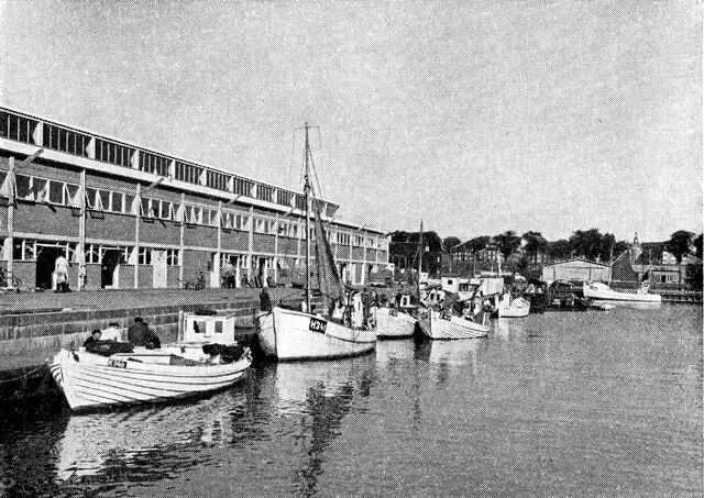 (Foto). Københavns fisketorvs salgshal (indviet 1958) ved Gasværkshavnen.